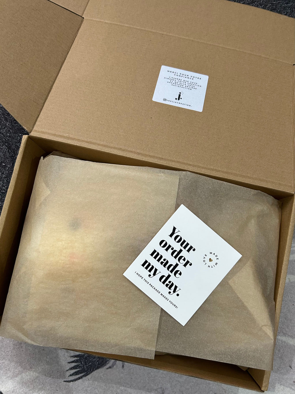 MALLOW - Peluche 20cm Lapin Mignon Crochet Robe Bordeaux