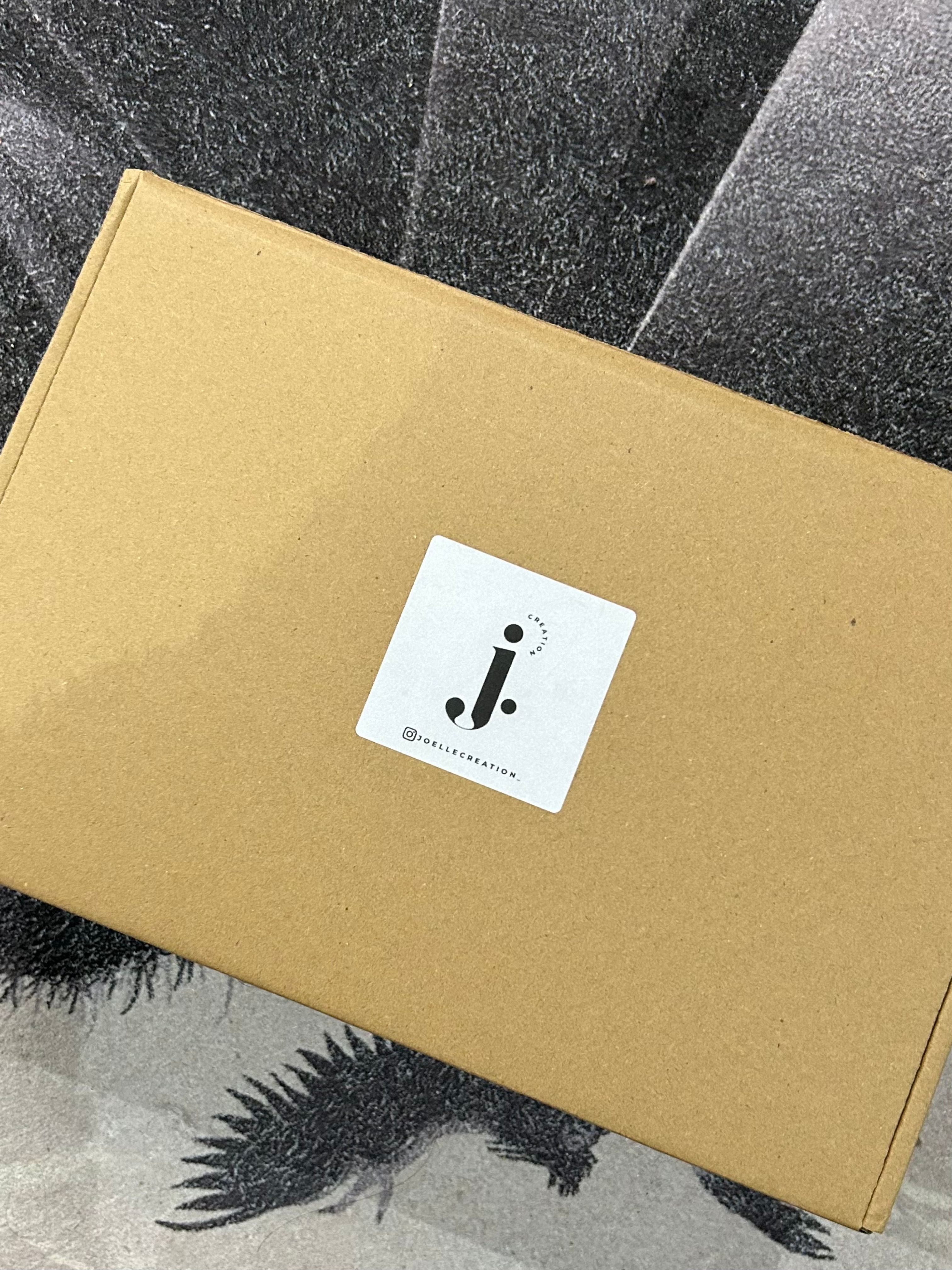 MALLOW - Peluche 20cm Lapin Mignon Crochet Robe Bordeaux