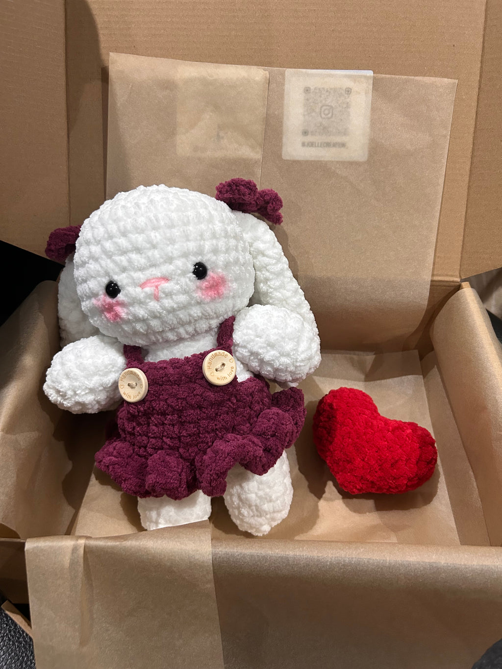 MALLOW - Peluche 20cm Lapin Mignon Crochet Robe Bordeaux