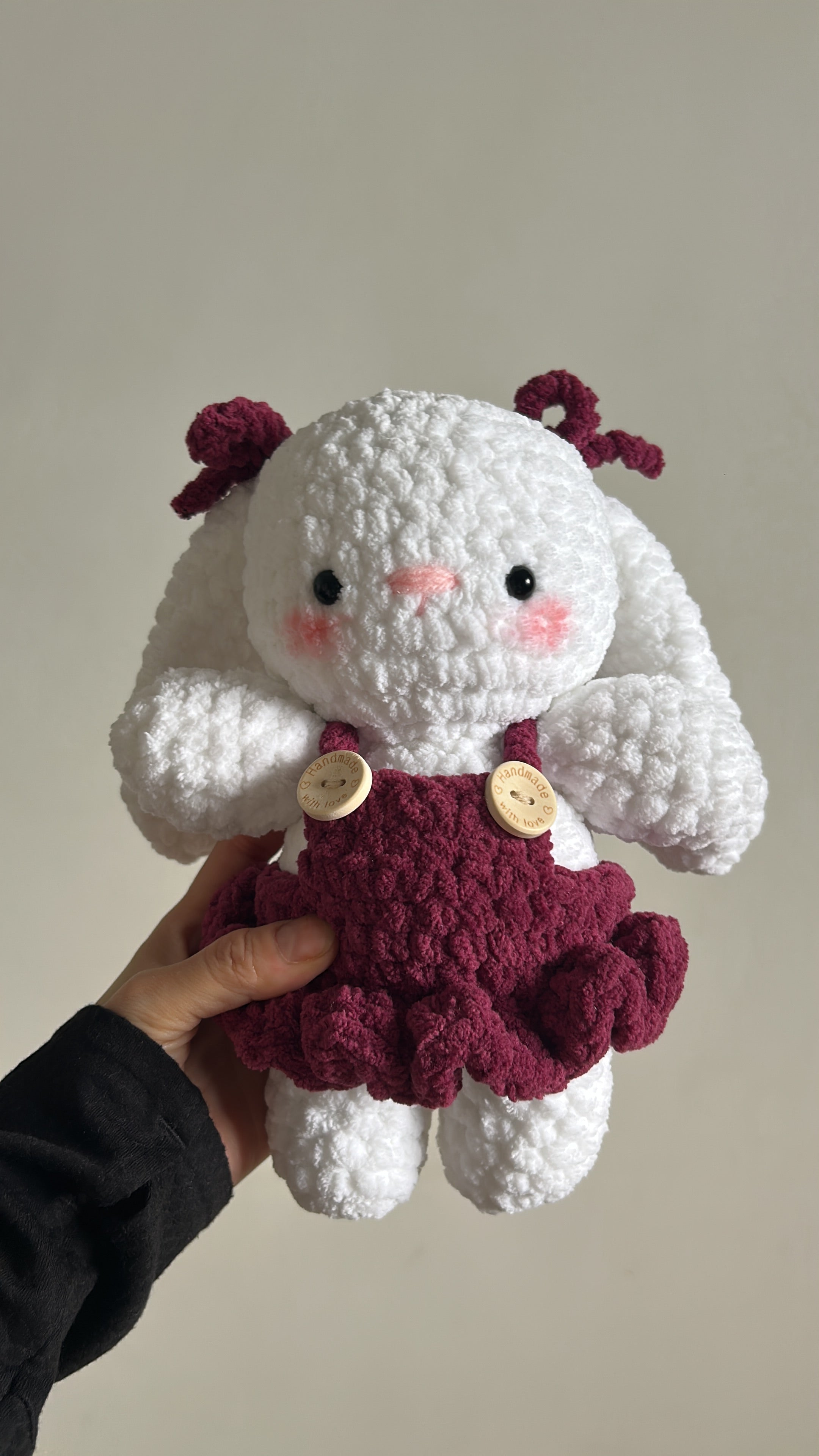 MALLOW - Peluche 20cm Lapin Mignon Crochet Robe Bordeaux