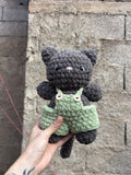 LEO - Peluche 20cm Chaton Mignon Crochet Salopette Vert