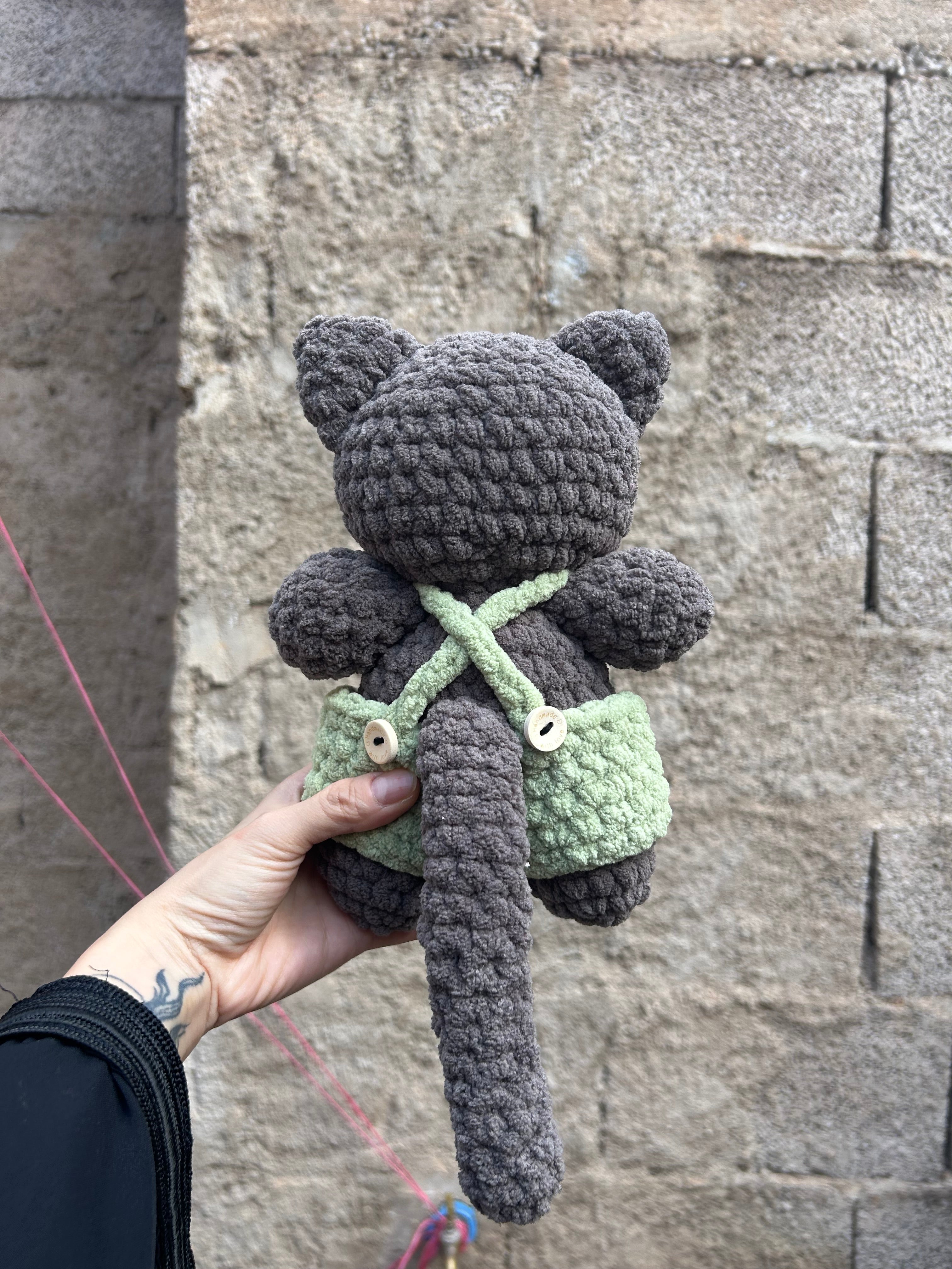 LEO - Peluche 20cm Chaton Mignon Crochet Salopette Vert
