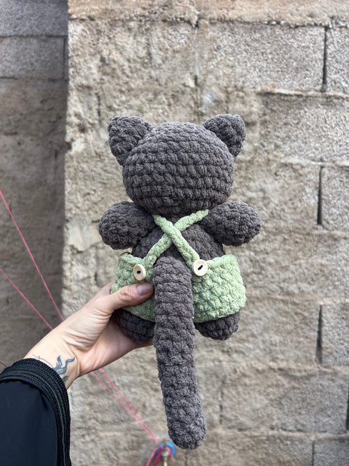 LEO - Peluche 20cm Chaton Mignon Crochet Salopette Vert