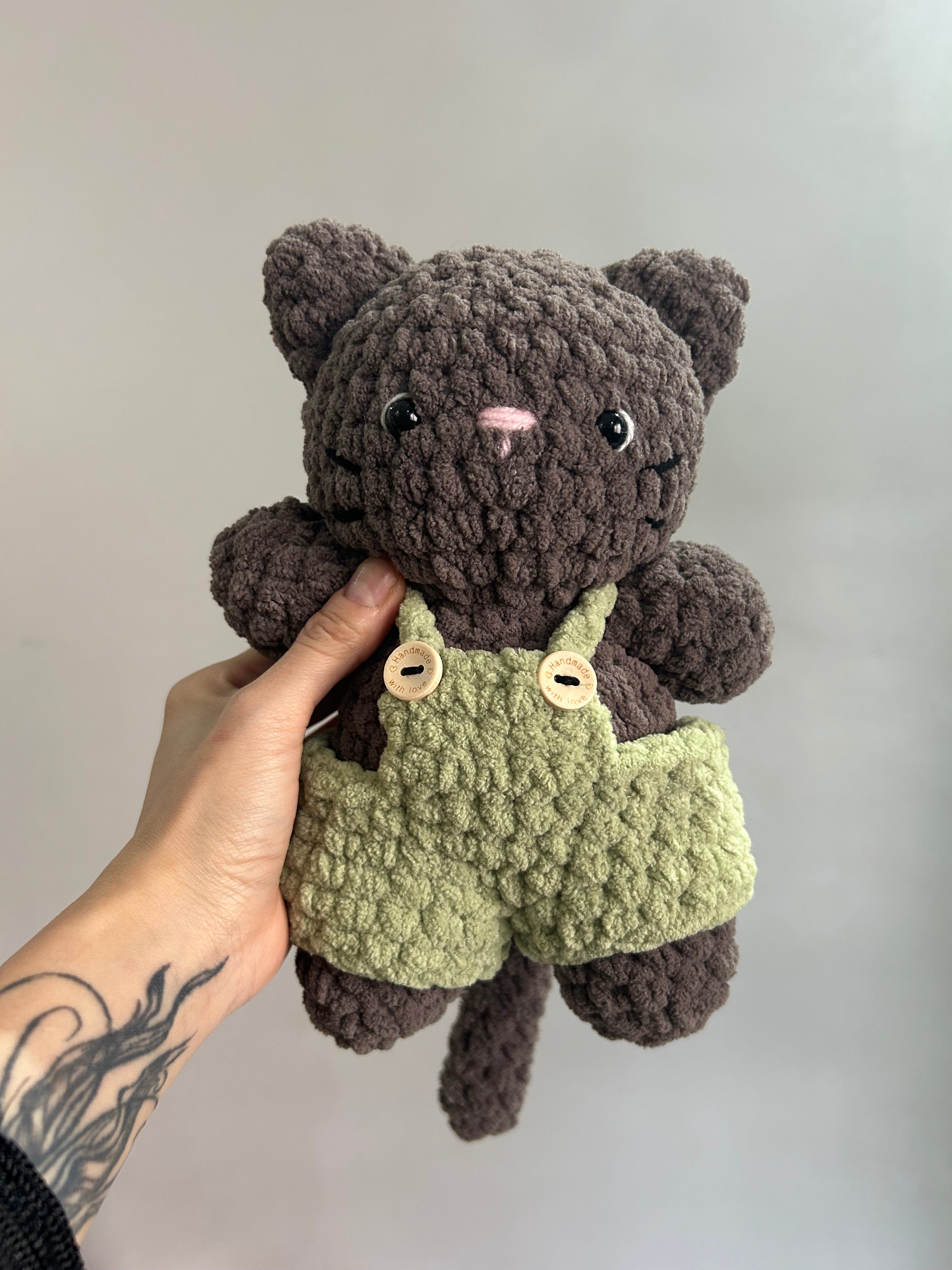 LEO - Peluche 20cm Chaton Mignon Crochet Salopette Vert