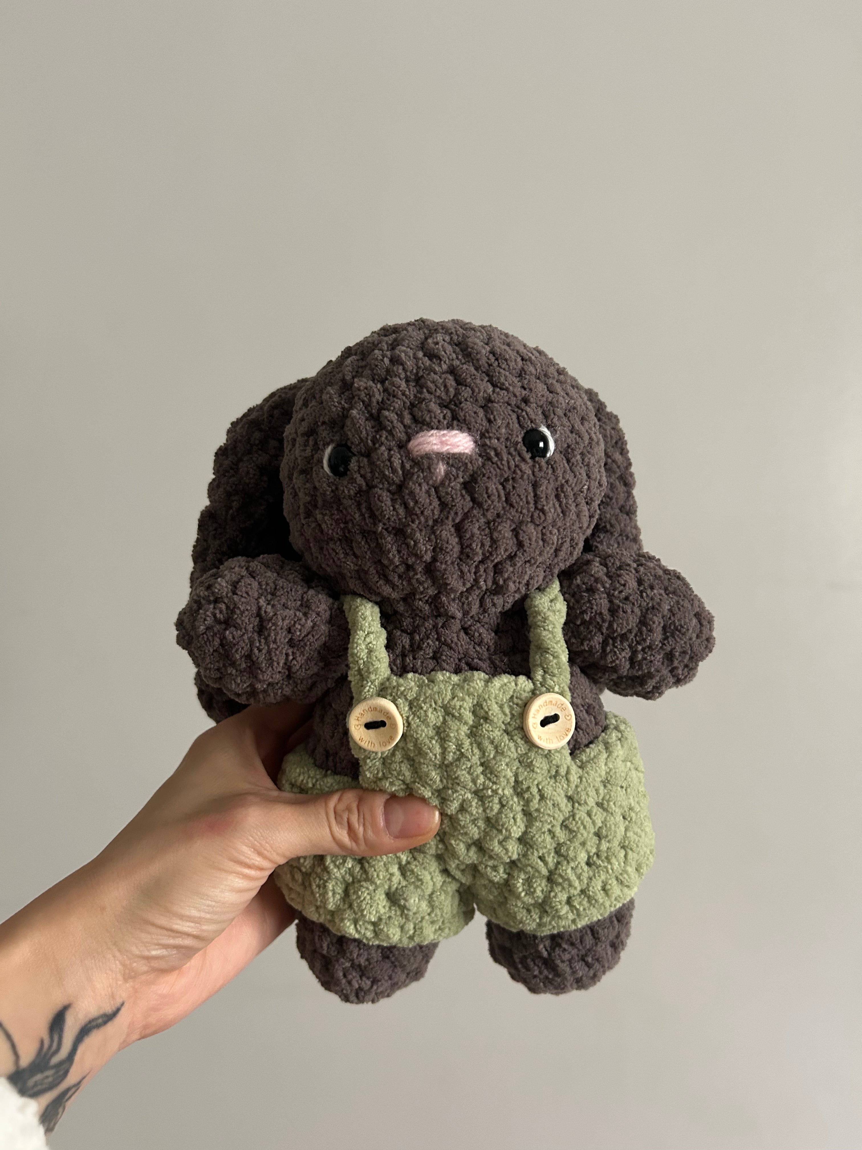 TOTO - Peluche 20cm Lapin Mignon Crochet Salopette Vert