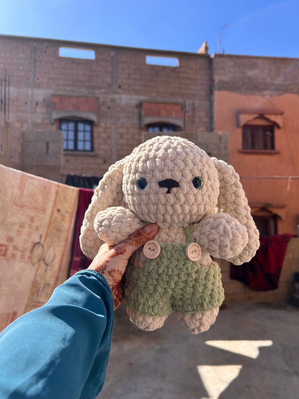 MILOOP - Peluche 20cm Lapin Mignon Crochet Salopette Vert