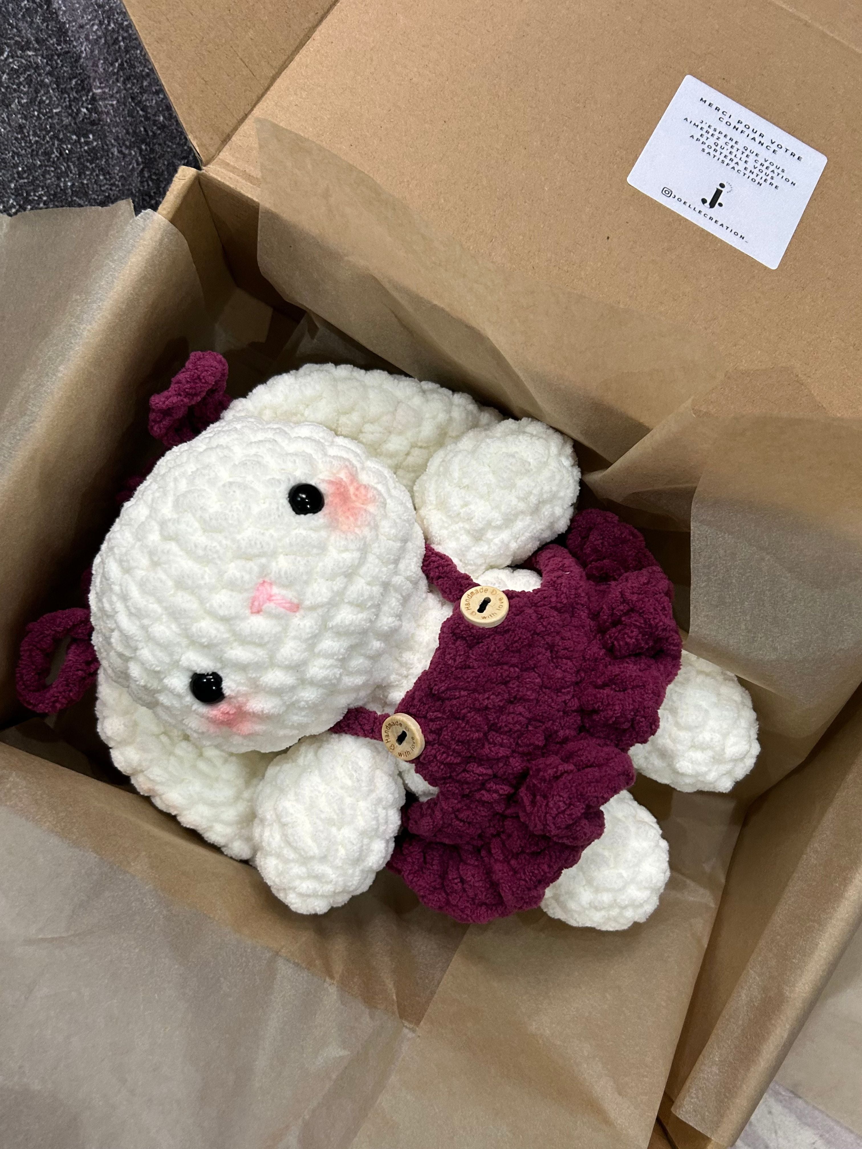 MALLOW - Peluche 20cm Lapin Mignon Crochet Robe Bordeaux